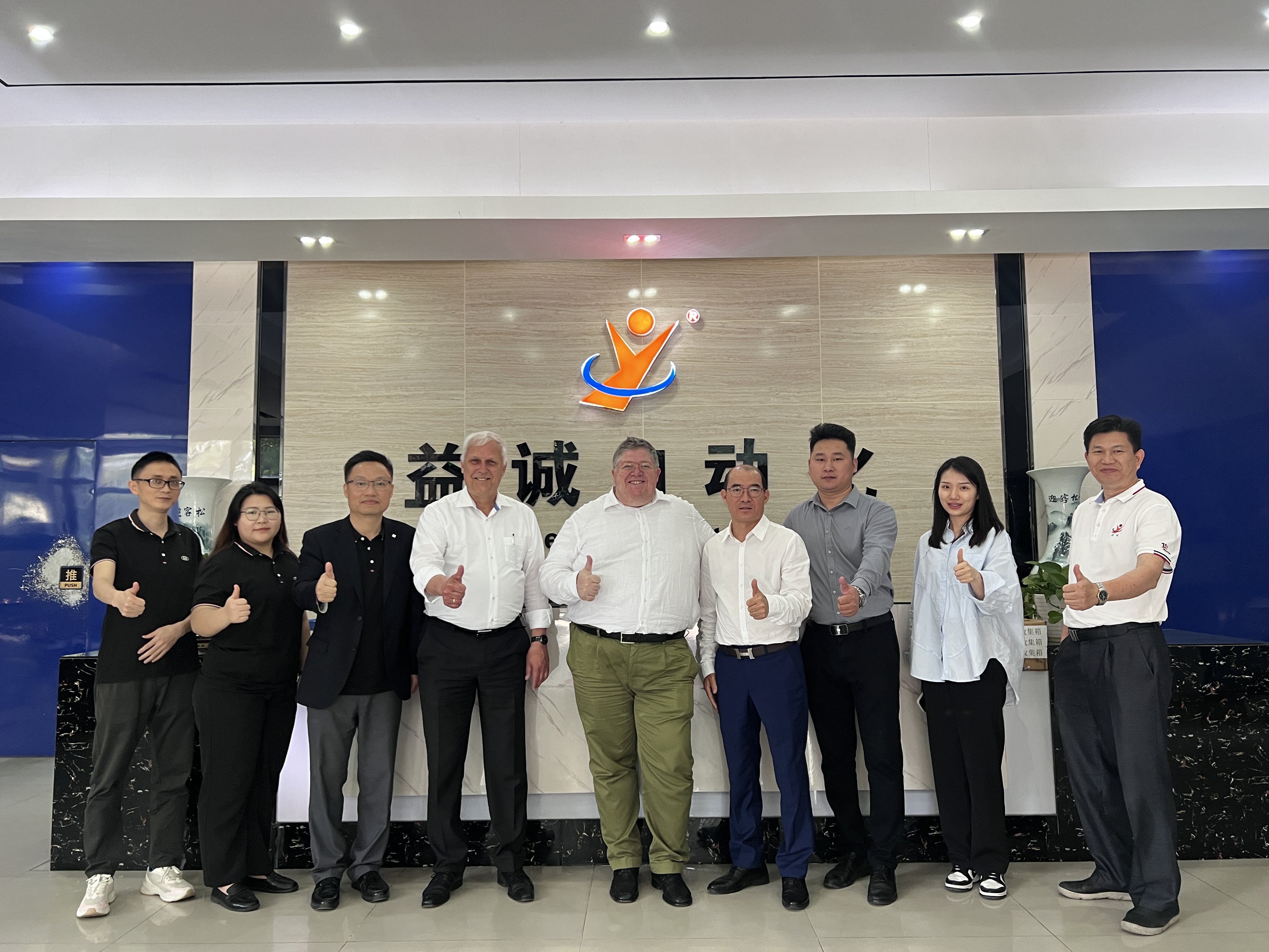 熱烈歡迎擁有150多年歷史企業(yè)BJB（百寶明照明）高層團(tuán)隊(duì)來(lái)我司參觀(guān)交流！
